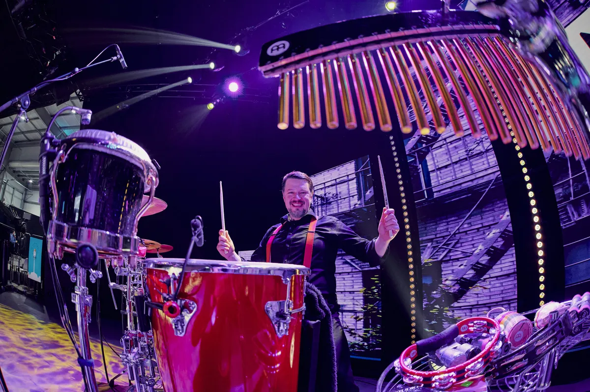 Deejay Plus bei den hybriden BrandEx Awards 2022.